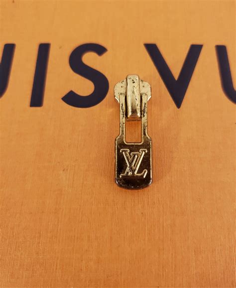 lv zipper pull
